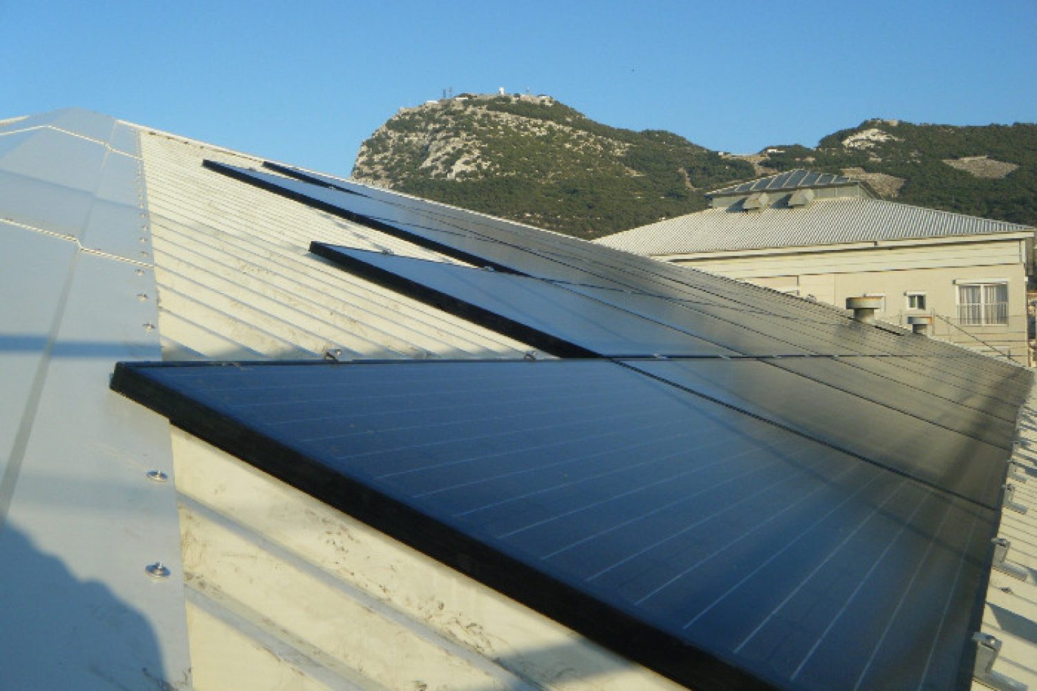 instalación de energía solar sobre cubierta parking