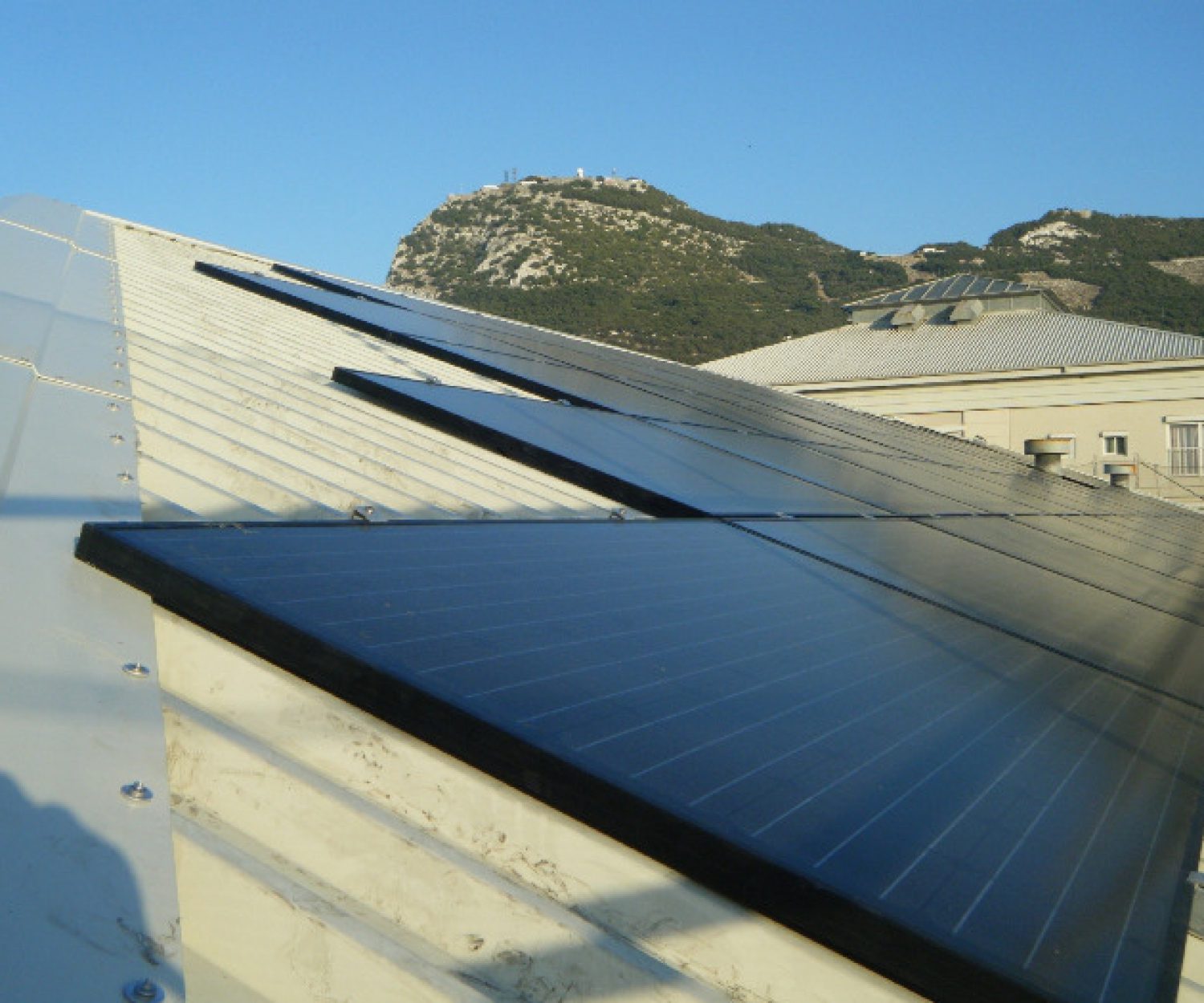 instalación de energía solar sobre cubierta parking
